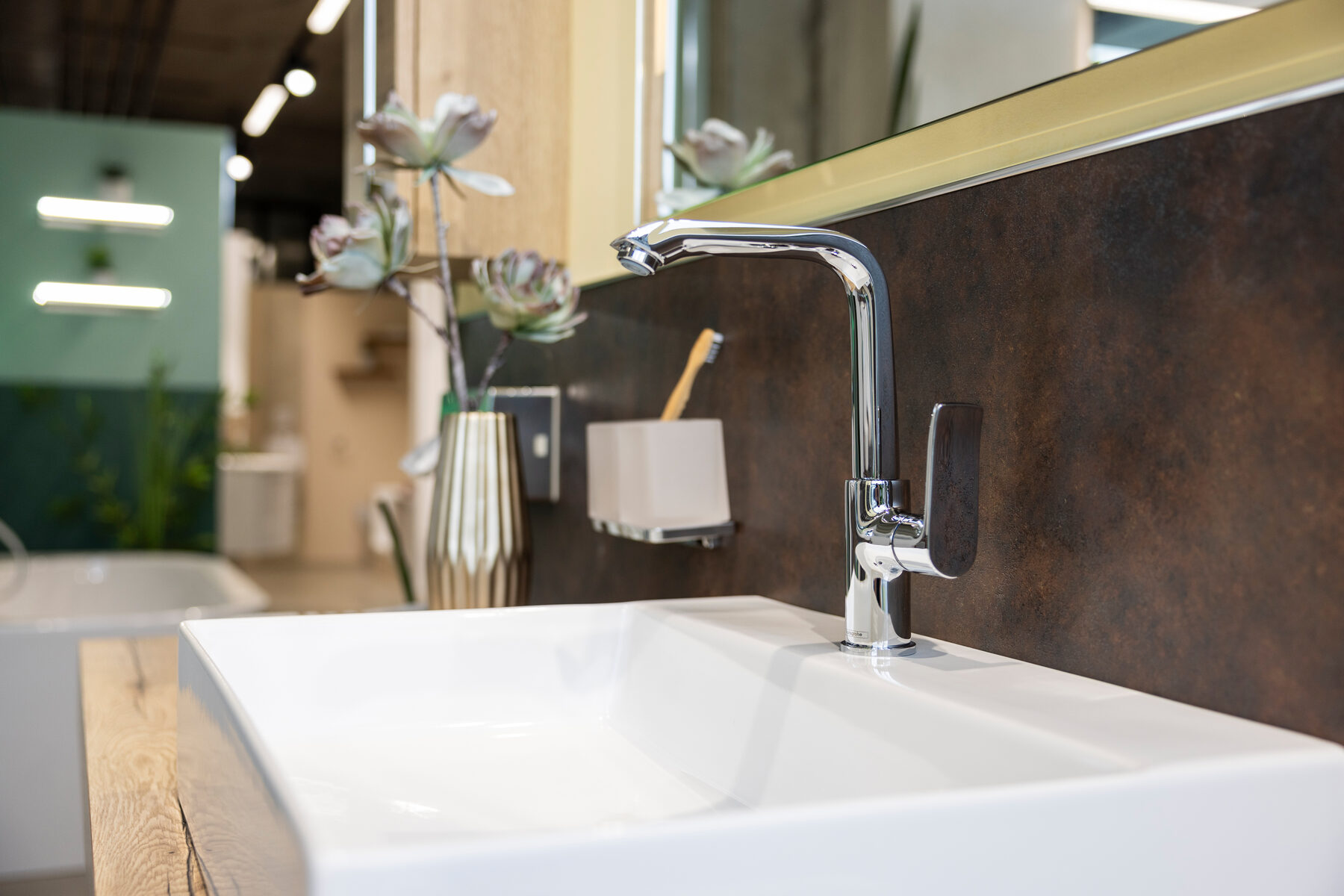 Detailaufnahme einer hochwertigen Chrom-Armatur an einem Waschbecken