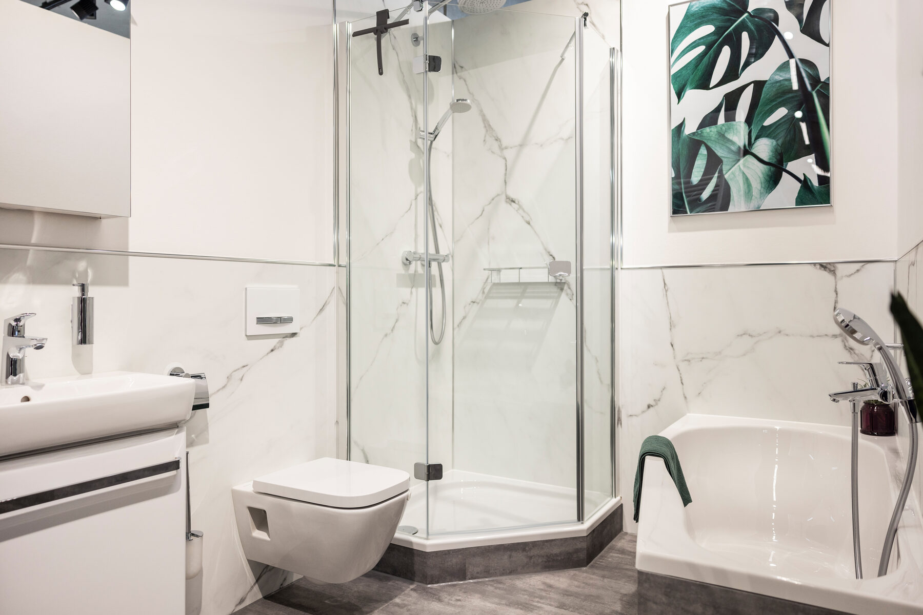Modernes Designbad mit Walk-in-Dusche und Marmoroptik von Team Hörmann