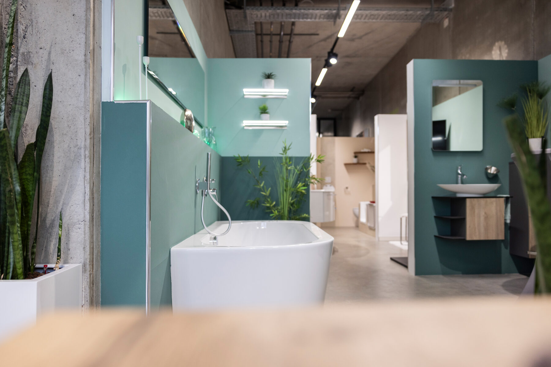 Freistehende Badewanne in der Wellness-Ausstellung von Team Hörmann